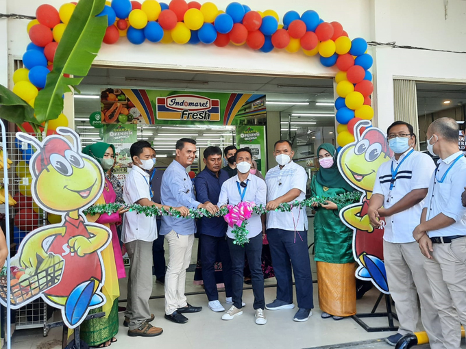 Pemotongan pitaÂ dalam grand openingÂ IndomaretÂ FreshÂ 360, Jumat (15/7/2022)